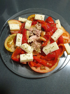 Una foto de Ensalada de tomate pimiento rojo y atún
