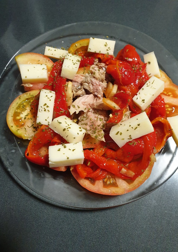 Una foto de Ensalada de tomate pimiento rojo y atún