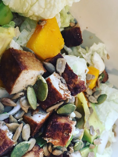 Una foto de Ensalada con mango y aguacate