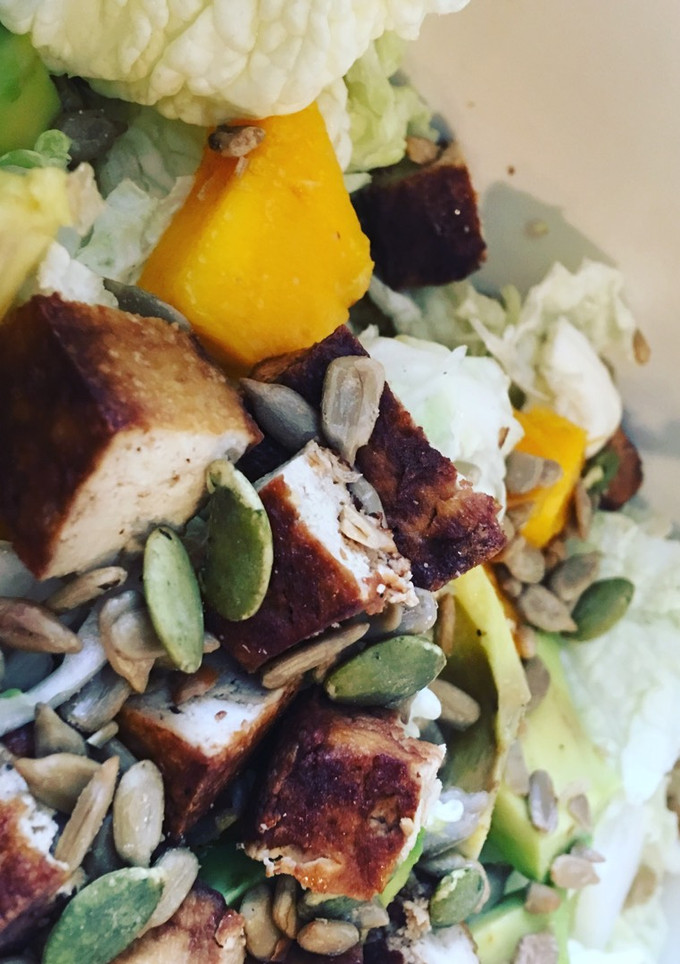 Una foto de Ensalada con mango y aguacate