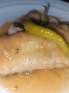 Una foto de Suprema de merluza con salsa y calamares 😉😉
