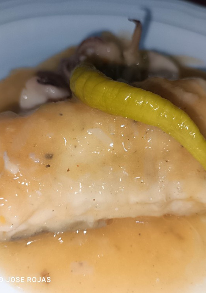 Una foto de Suprema de merluza con salsa y calamares 😉😉