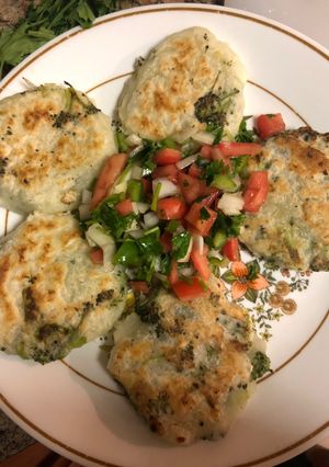 Una foto de Arepas de yuca con brócoli