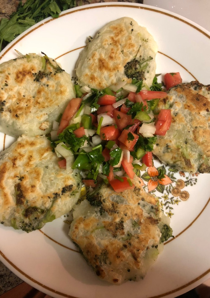 Una foto de Arepas de yuca con brócoli