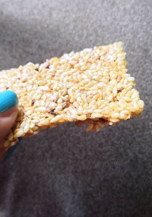 صورة لوصفة سمسمية سهلة مرة 🍭
