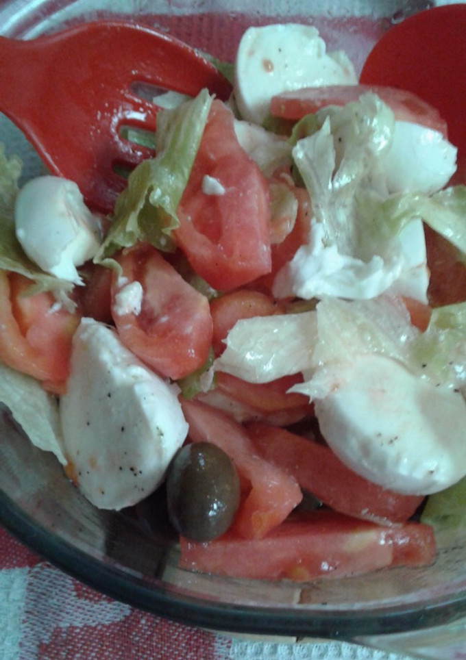 Una foto de Ensalada 🥗 con queso de búfala a mi estilo
