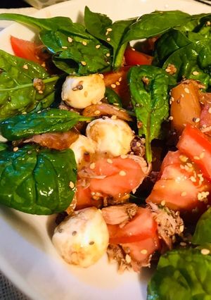 Una foto de Ensalada de Espinacas con Queso y Salmón