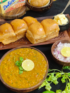 बटरी पाव भाजी (Buttery pav bhaji recipe in hindi) रेसिपी मुख्य फोटो
