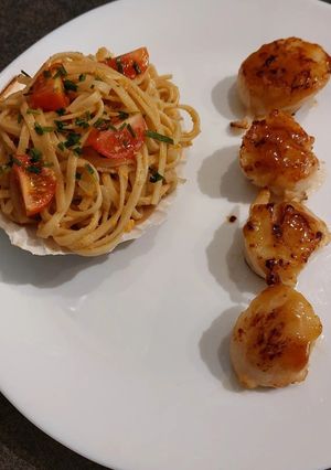 Une photo de Coquilles St Jacques sauce teriyaki et nouilles soba au corail