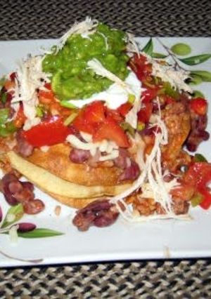 A picture of chicken tostada.