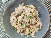 Una foto de pasta con setas
