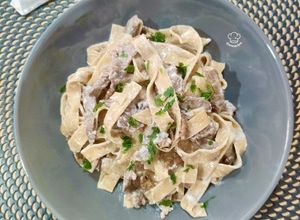 Una foto de Tagliatelle de boletus con carne de caballo y senderilla a la gorgonzola