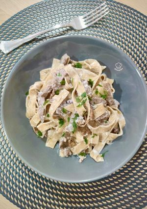 Una foto de Tagliatelle de boletus con carne de caballo y senderilla a la gorgonzola