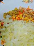 Ensalada de repollo, zanahoria, aceitunas, nueces y choclo