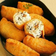A picture of Inarizushi with Hijiki for Cherry Blossom Viewing.