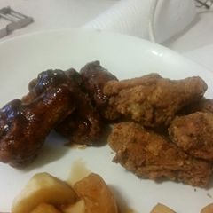 A picture of chicken wings/ hot wings.