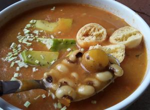 Una foto de Sopa🍲de frijoles cabecita negra🥘