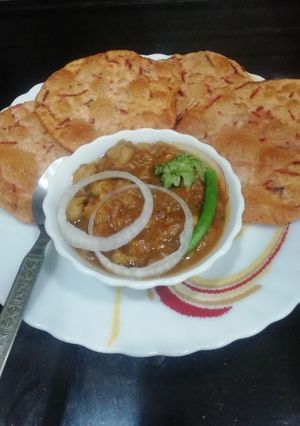 A picture of Beetroot puri with white chana.