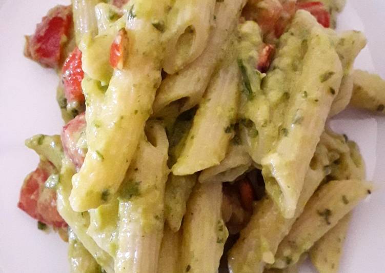 Pasta con crema di avocado e pomodorini