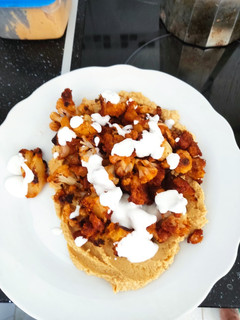 Una foto de Coliflor+garbanzos base de hummus y salsa de yogurt