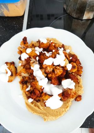 Una foto de Coliflor+garbanzos base de hummus y salsa de yogurt