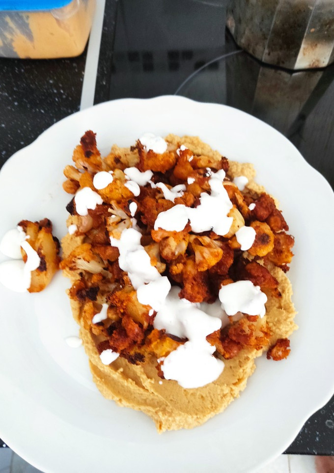 Una foto de Coliflor+garbanzos base de hummus y salsa de yogurt