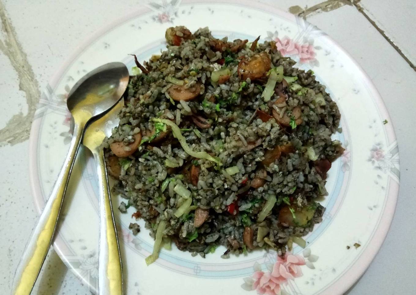 Nasi goreng dengan cumi hitam