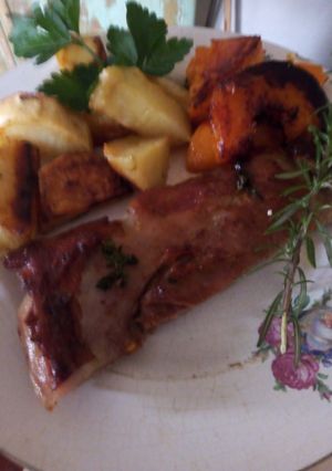 Una foto de Vacío al horno acompañado con ancos y papas fácil y aromático