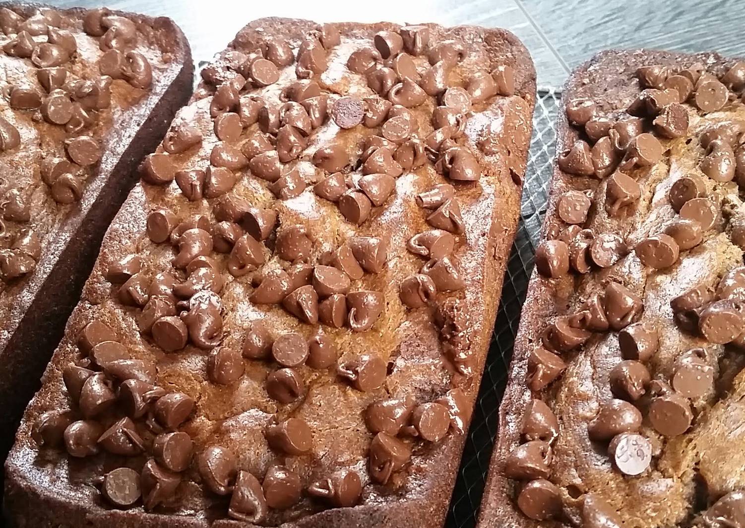 Moist Chocolate chips banana bread. 🍷 Recipe by Reny 🍰🍷 - Cookpad