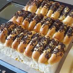 A picture of Roti Sisir Filling Selai Coklat.