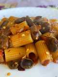 Mezze Maniche con Fave, Pomodorini Freschi e Pepe Rosso Piccante a Scaglie