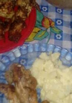 Una foto de Pollo con orégano frito y papas con mayonesa