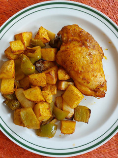 Una foto de Pollo con papas y pimiento morrón en la freidora de aire
