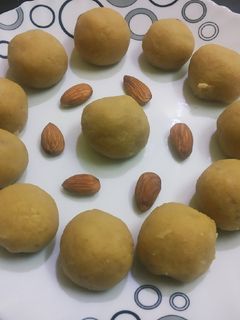 रवा बेसन लड्डू (Rava Besan Laddu recipe in Hindi) रेसिपी मुख्य फोटो