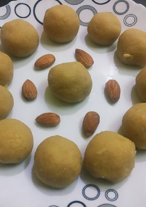 रवा बेसन लड्डू (Rava Besan Laddu recipe in Hindi) रेसिपी मुख्य फोटो