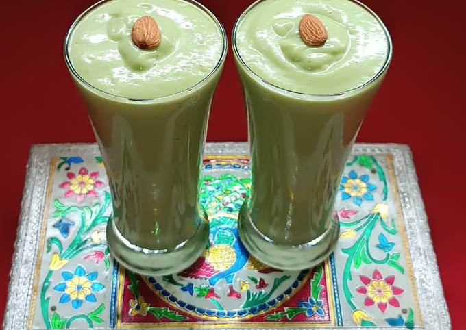 Avocado Banana and Nuts Smoothie Recipe by Sangita Vyas - Cookpad