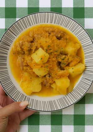 Una foto de Guiso de cerdo, verdura y patatas