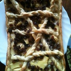 A picture of Apple Pie With Honey And Raisins.