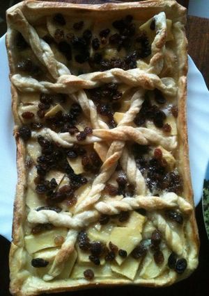 A picture of Apple Pie With Honey And Raisins.