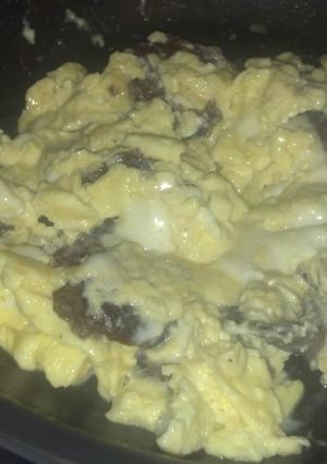 A picture of Cheesesteak Scrambled Eggs.