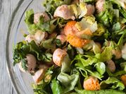 Una foto de ensalada de hongos