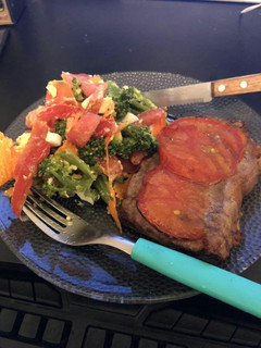 Una foto de Ensalada saludable con carne al horno