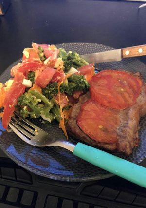Una foto de Ensalada saludable con carne al horno