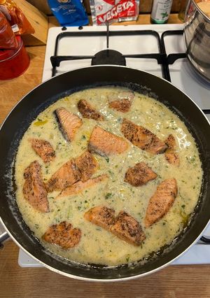 Lazacfilé zöldfűszeres tejszínes mártásban - FM konyhája recept fotója