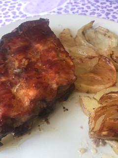 Una foto de Costillas asadas en salsa de verdejo a la barbacoa
