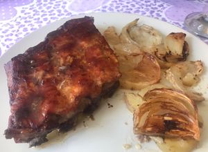 Una foto de Costillas asadas en salsa de verdejo a la barbacoa