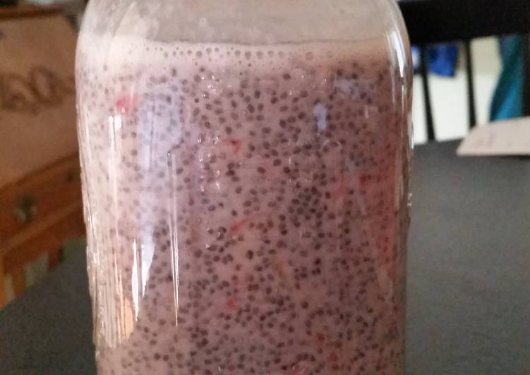 Banana strawberry chia pudding