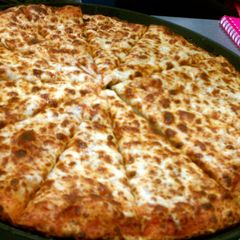 A picture of crusty pizza dough.