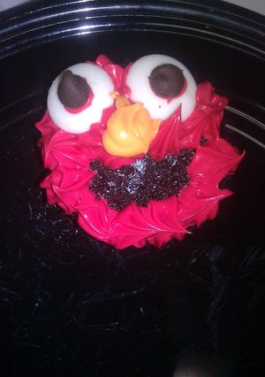 A picture of Yummy Elmo cup cakes.
