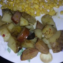 A picture of Italian kielbasa and potatoes.